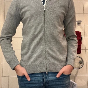 J Lindeberg merino tröja - En riktigt skön merino kofta från J Lindeberg. Sjukt snygg med en skjorta eller t shirt under! Enbart tvättad en gång. Hojta vid frågor!