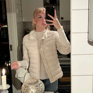 Jacka - Har tagit in denna efterfrågade trekvartsämade jacka för fjärde gången nu ❤️Den är i superskick i storlek XS/S och liknar den populära herno jackan 💘Fodrad! Klicka gärna på köp nu 🥰