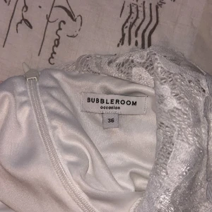 Studentklänning  - användes senaste skolavslutningen men gillar den inte så vill bli av me den 🤍