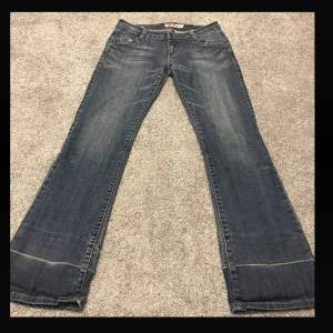 Säljer ett par lågmidjade bootcut jeans som är i jättebra skick. Midjemått 78cm Innerbenslängd 80cm.