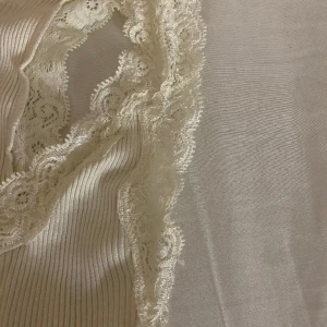 Spets linne vintage  - Jätte fint vintage spets kräm linne. Det är i strl s/m men tycker den passar xs också. Den är jätte stretchig och skön. Den är från soft rebels.