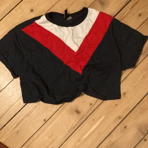 Cool magtröja  - Röd, vit och mörk blå magtröja som kan passa storleker 36-42. 