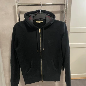 Burberry Zip Hoodie - Säljer denna feta burberry hoodie (svart). Den är i bra skick. Inga flaws eller märken! 