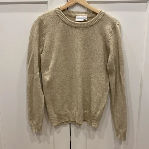 Vila stickad tröja - Jättemjuk och fin basic stickad kofta från Vila som inte är så använd i storlek S.
