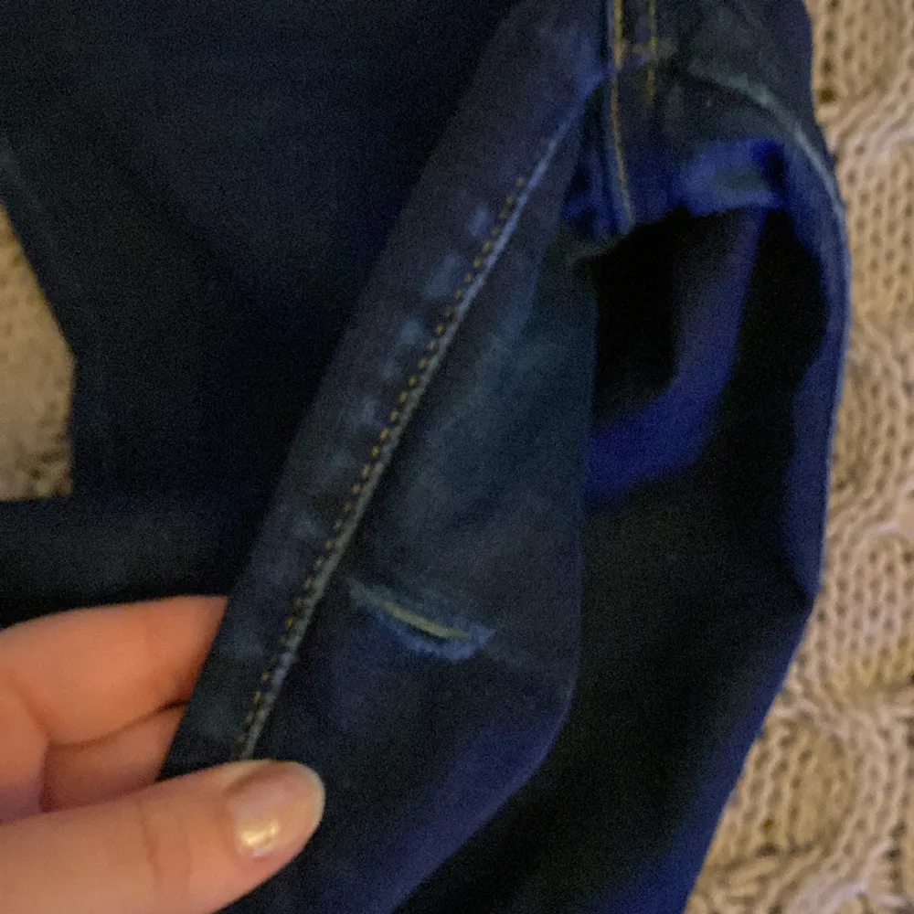 Levis jeans med lite skavanker. Ett stygn har gått upp på bakre fickan (se bild) Det finns ett litet litet hål på innerbenet (se bild). Jeans & Byxor.