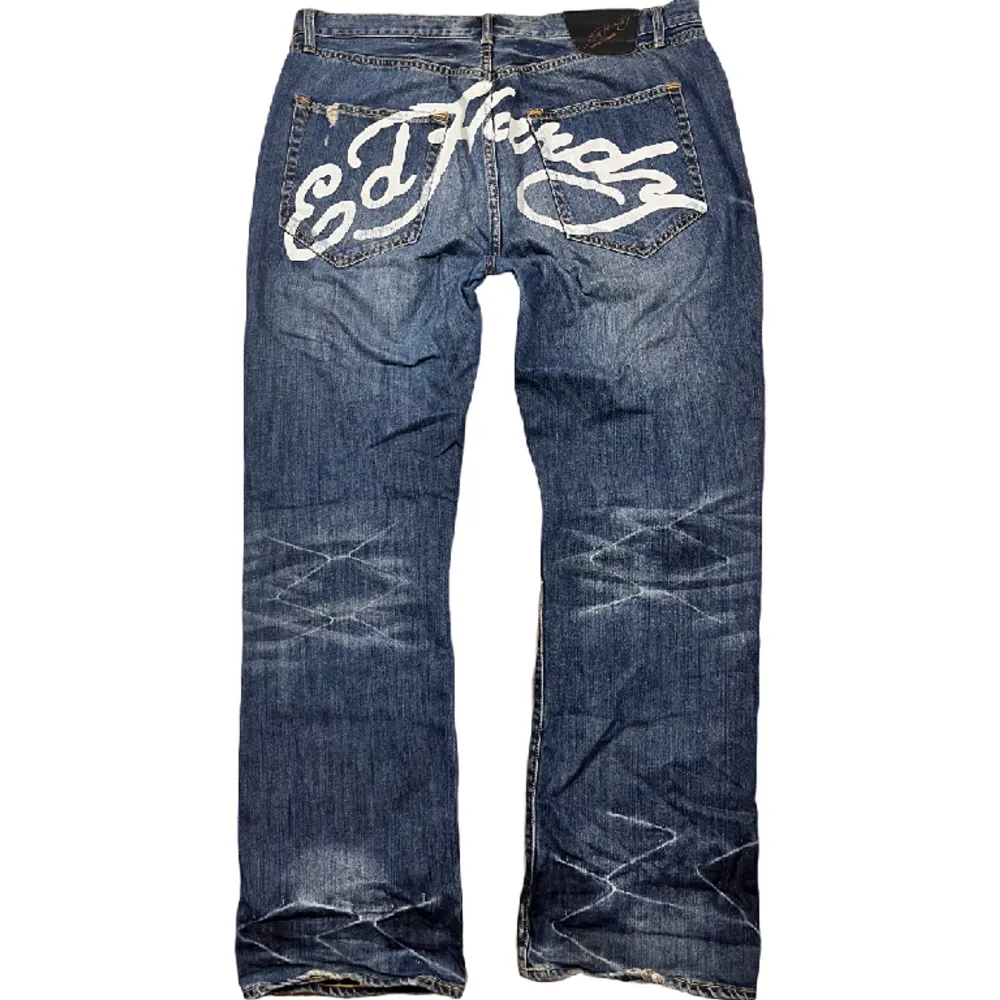 Supercoola jeans från Ed Hardy med spellout logga på baken🕛🕛 Storlek 38 x 34, perfekt passform. Ställ gärna frågor! [Mått] Midja: 50cm Längd: 116cm Benöppning: 26cm . Jeans & Byxor.