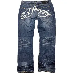 Supercoola jeans från Ed Hardy med spellout logga på baken🕛🕛 Storlek 38 x 34, perfekt passform. Ställ gärna frågor! [Mått] Midja: 50cm Längd: 116cm Benöppning: 26cm 