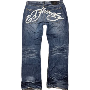 Ed Hardy Jeans - Supercoola jeans från Ed Hardy med spellout logga på baken🕛🕛 Storlek 38 x 34, perfekt passform. Ställ gärna frågor! [Mått] Midja: 50cm Längd: 116cm Benöppning: 26cm 