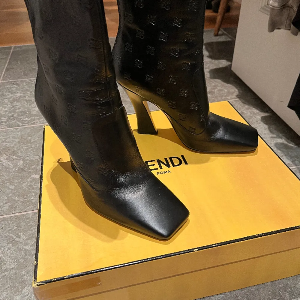 Helt nya äkta Fendi ankle boots, köptes på VC för ett år sen och har aldrig använts ( lite små för mig). 40 i storlek men jag skulle säga att de passar mer som 39. Nypris 10 000kr. Priset kan diskuteras vid en snabb affär. . Skor.