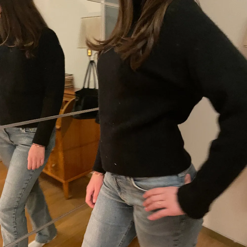 Stickad svart tröja från bikbok. Köpte föra vinterns, säljer för att den inte kommer till användning. Använda typ 2 gånger☺️nypris 500kr. Neuletakit & Villapaidat.