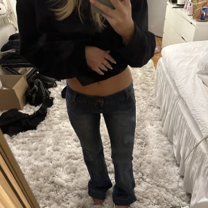 Lågmidjade jeans - Såå snygga jeans som är lågmidjade! Midjemått cirka 36-37cm tvärs över!!