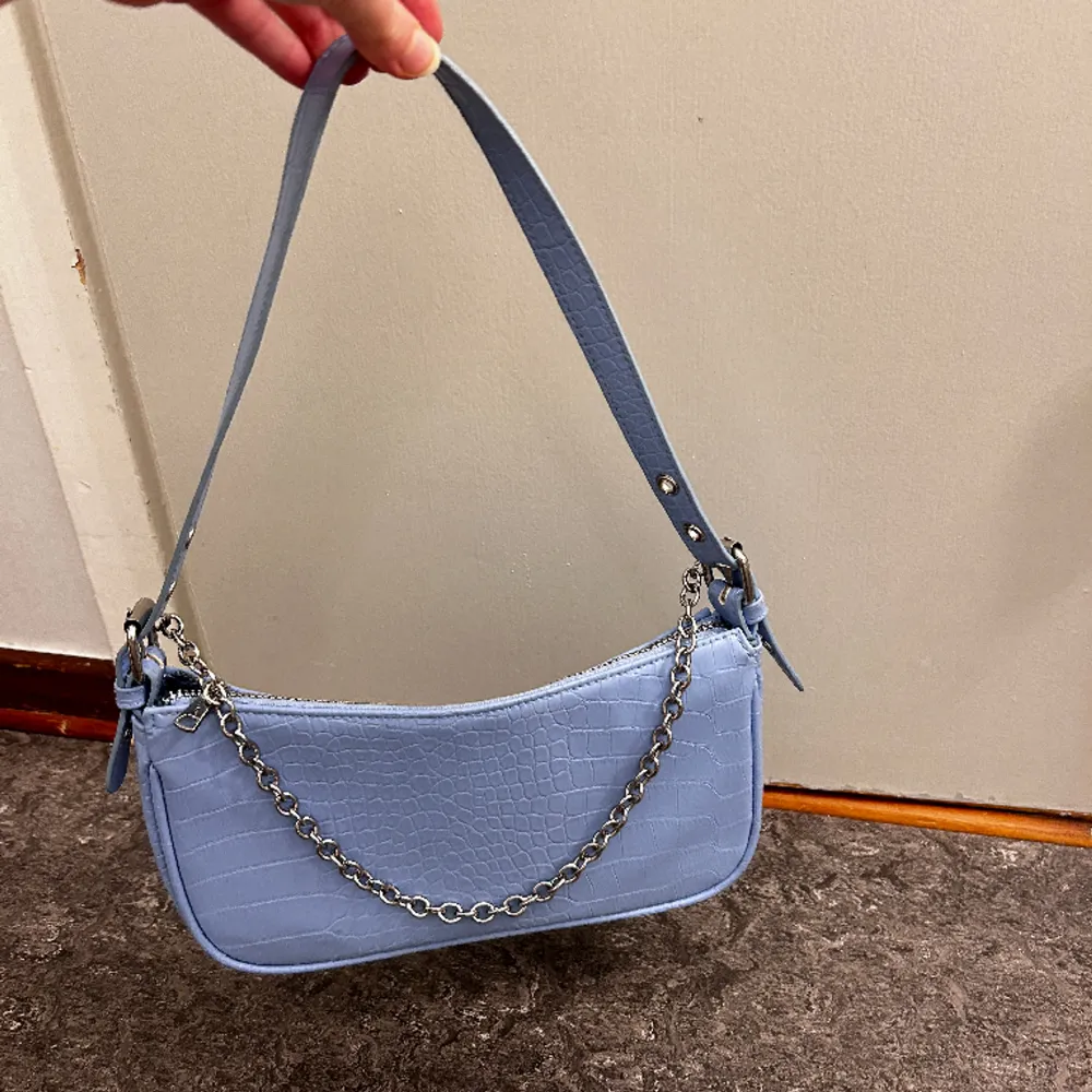 Helt ny himmelsblå väska med silverkedja 🐘andvänd 1 gång , jätte bra skick och fräsch!. Väskor.