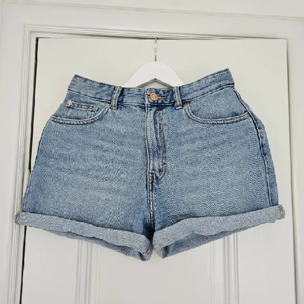 Jeansshorts från pull&bear, använda ca 5 gånger. Inga defekter. Använd gärna köp nu💓. Shorts.