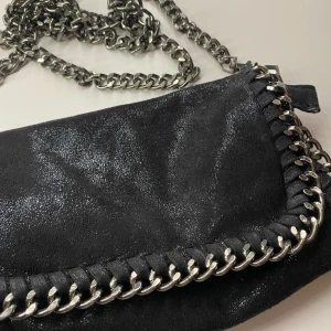 Svart väska🫶🏼 - Säljer min fina väska som är helt oanvänd från Kroatien, köpes för 600kr men säljer för 350kr då den är helt ny❤️