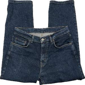 Feta raka jeans från dressman i storlek 31-30, dock är de uppsydda ca 1cm så lite kortare i benet. Riktigt snygg färg som är lätt att matcha med allt. Och i riktigt bra skick näst intill nya.