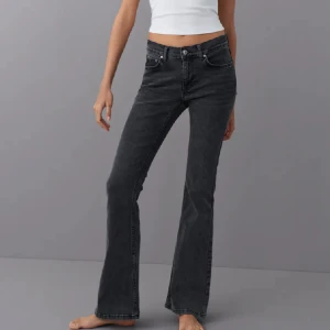 Grå lågmidjade jeans - Jätte fina bootcut jeans som inte kommer till användning nå mer, använd ett par gånger men den har inga defekter, priset + frakten! 