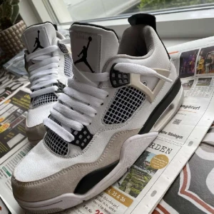 Air Jordan 4 military black - Ett par 4or jag klippte av min polare som är i riktigt bra sickt, har ej box därför priset