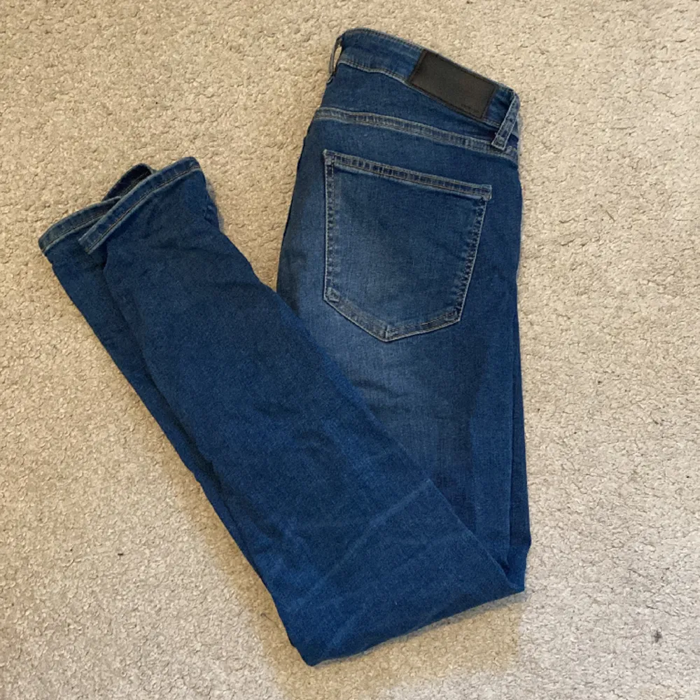 Dressman jeans| skick 9/10 använda ett fåtal gånger| nypris 699 mitt pris 299| strl 30/30 se sista bilden| killen på bilden är 180 cm lång| hör av dig frågor eller funderingar🙌. Jeans & Byxor.