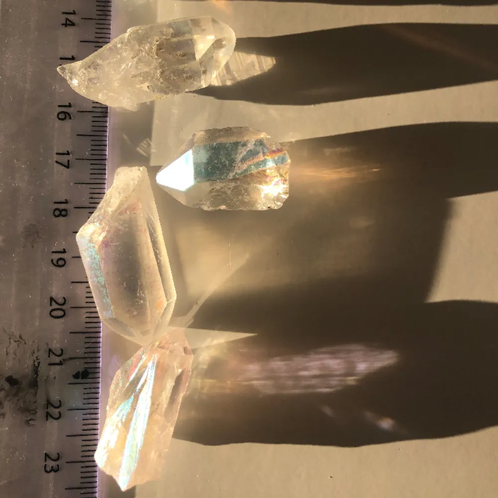 Angel aura begrgskristallspetstar som blänker jättevackert i olika färger. Ca 2-4 cm stora. 20-30 kr beroende på storlek. Skriv om du har frågor eller vill ha fler bilder:). Övrigt.
