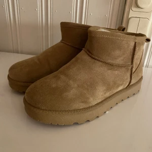 Stövletter/uggsliknande skor  - Supervarma och snygga låga fake Uggs som jag fått i present och endast använt 1 gång. Dom är tåliga mot vatten och har foder inne som gör dom supermysiga🌸 pris kan alltid diskuteras vid snabb affär! 