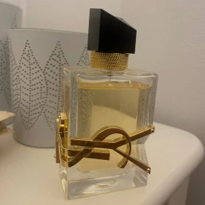 Ysl libre parfym - Har knappt använt, säljer min eftersom att jag precis fått en ny💓 är 50mil Ordinariepris: 1250
