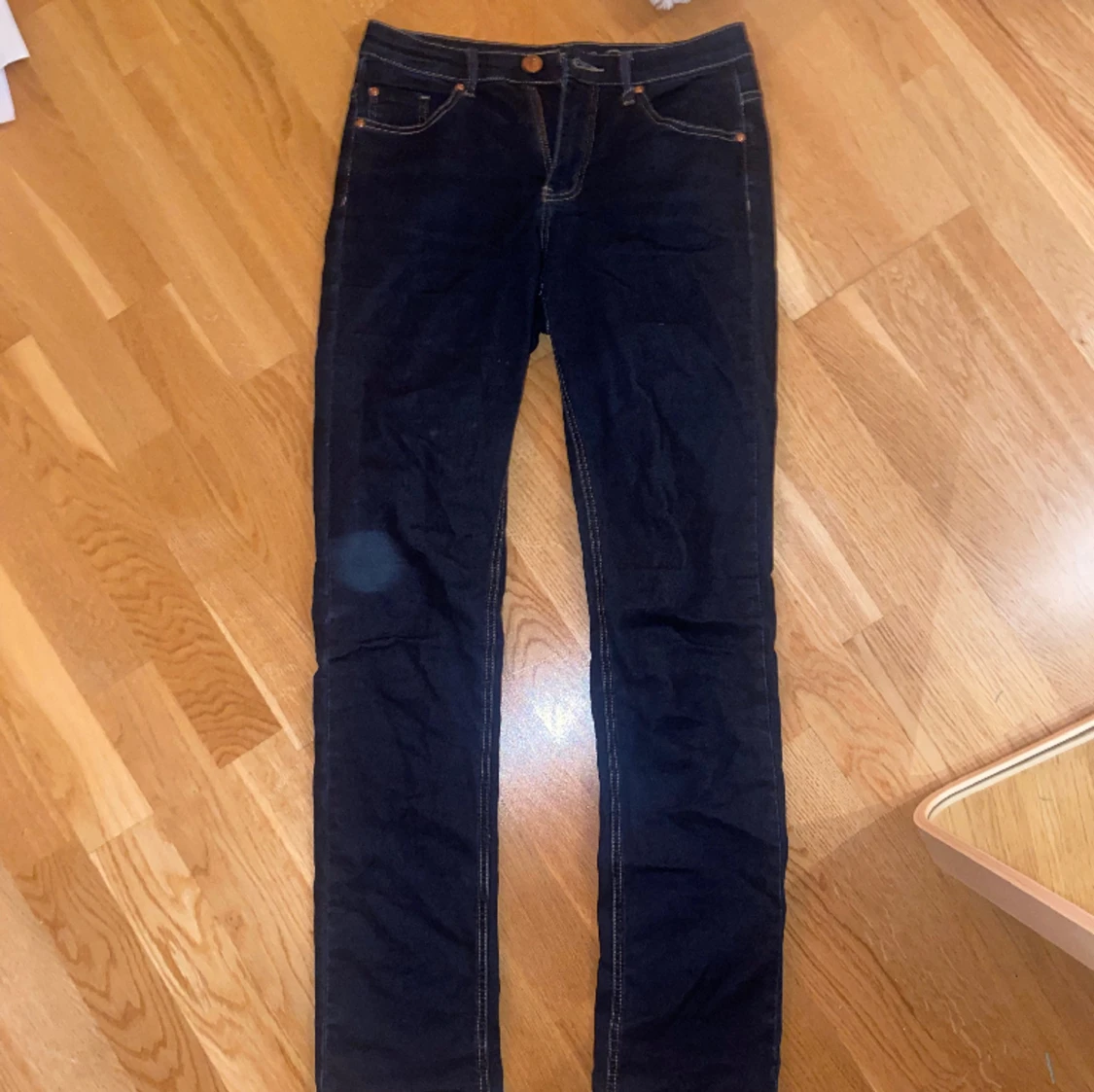 Lågmidjade mörkblå jeans från Lindex