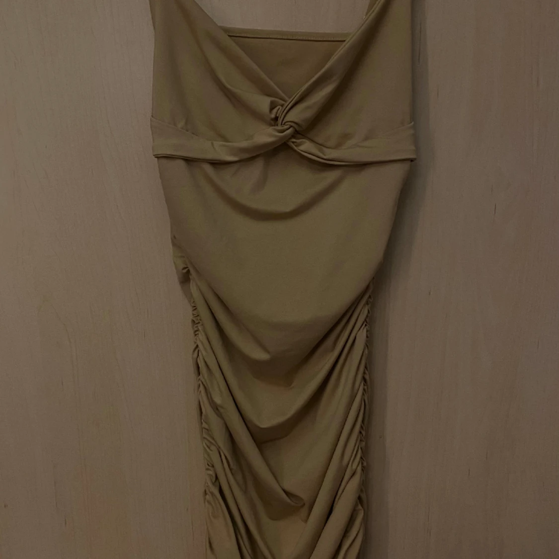 Beige/guldig klänning  - 90