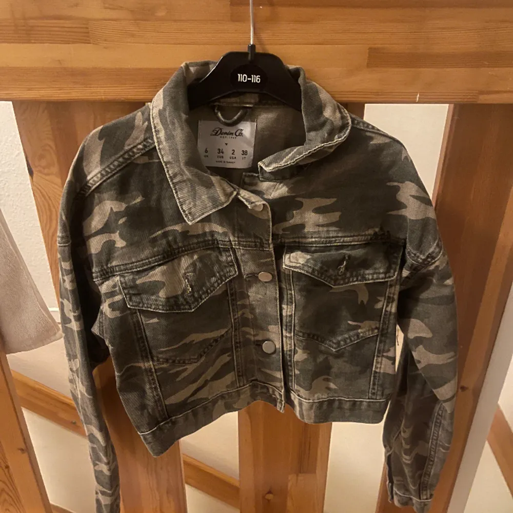 Cropped denimjacka i mycket gott skick. Bara använd några få gånger och därav säljer jag. Kontakta mig vid frågor!. Takit.