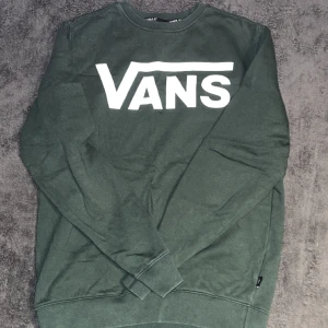 Vans-sweatshirt - Grön Vans sweatshirt storlek S, lite sliten längst ut på ärmarna men för övrigt helt okej skick, nypris 400