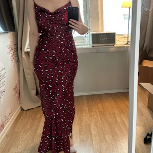 Lång klänning  - En långklänning från Nelly som har en slits nere vid benet, lite lösare upp vid bröstet, tajt i midjan sen lösare ner mot benen. Aldrig använd och prislapp på