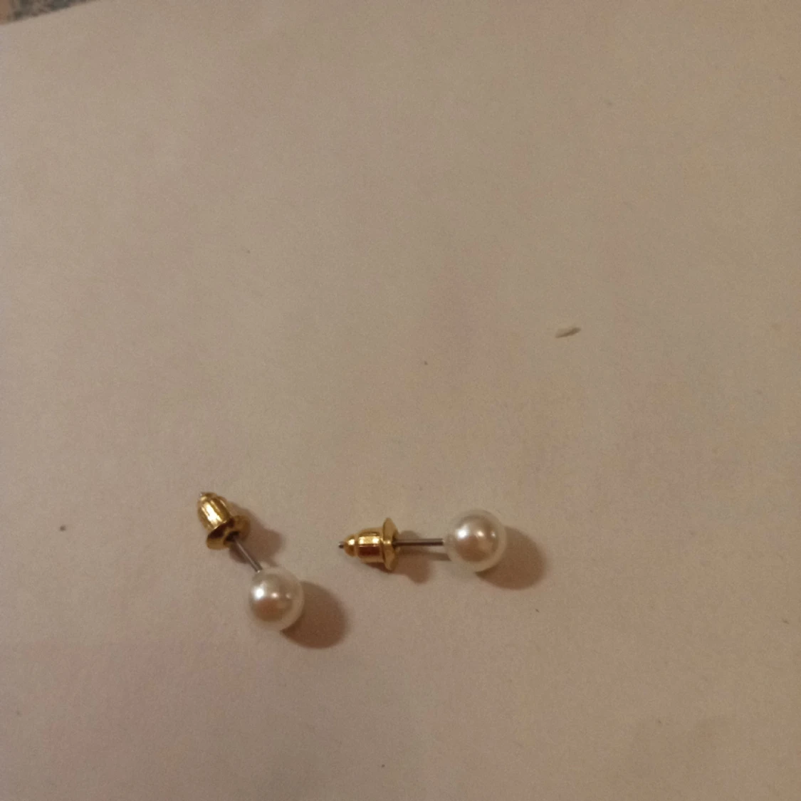 Örhängen med vit pärla . - 90