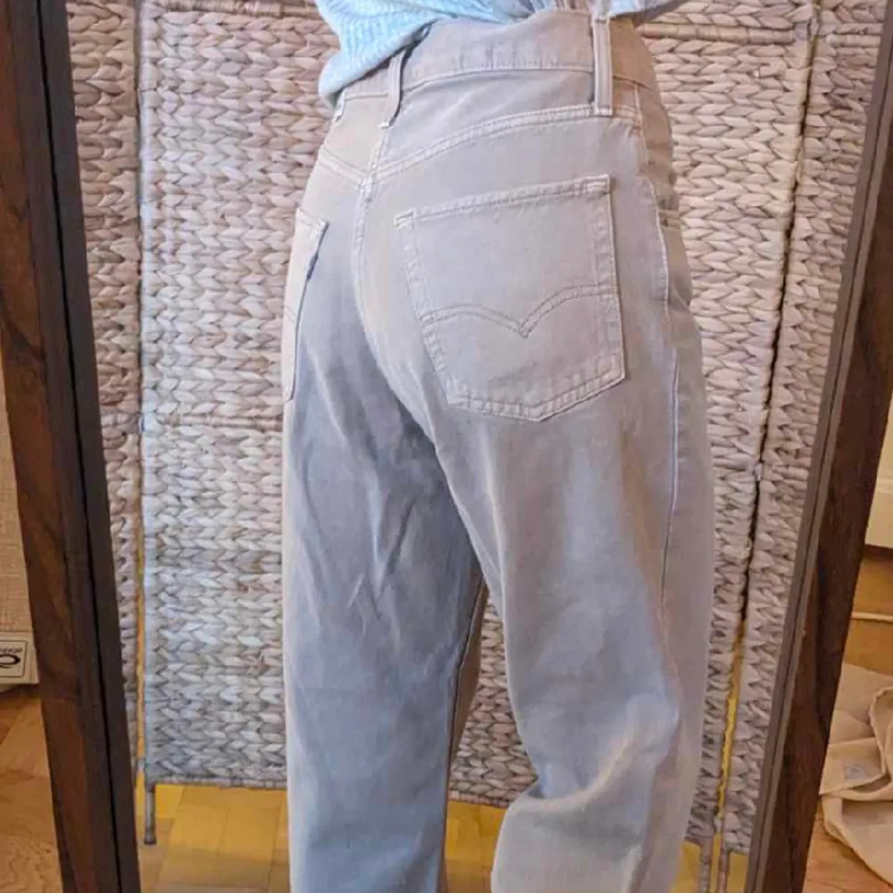 Softa levi's jeans, använda endast 1 gång så de är som nya! 🌟 Strlk 27. Nypris: 800kr. Jeans & Byxor.