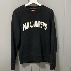 Parajumpers tröja  - Säljer en autetinsk Parajumpers tröja som inte använts på länge, den har både komfort och snygghet som ger en avslappnad känsla till vilken outfit som helst. Den är köpt för män men har använts av morsan då och då och fungerar hur bra som helst för båda.