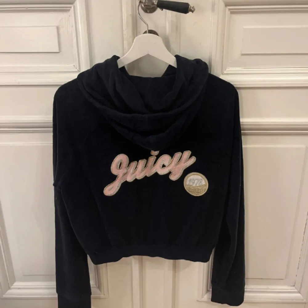 Säljer denna coola juicy couture koftan i mycket bra skick. Står storlek L på koftan men skulle säga att den passar bättre för någon som har storlek S/M💘. Hoodies.