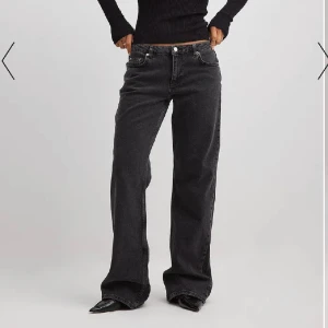 Low waist straight jeans - NA-KD low waist jeans, supersnygga och populära. Säljer då de var för stora för mig. Nypris är 699, bara att skriva vid funderingar! 💓💓