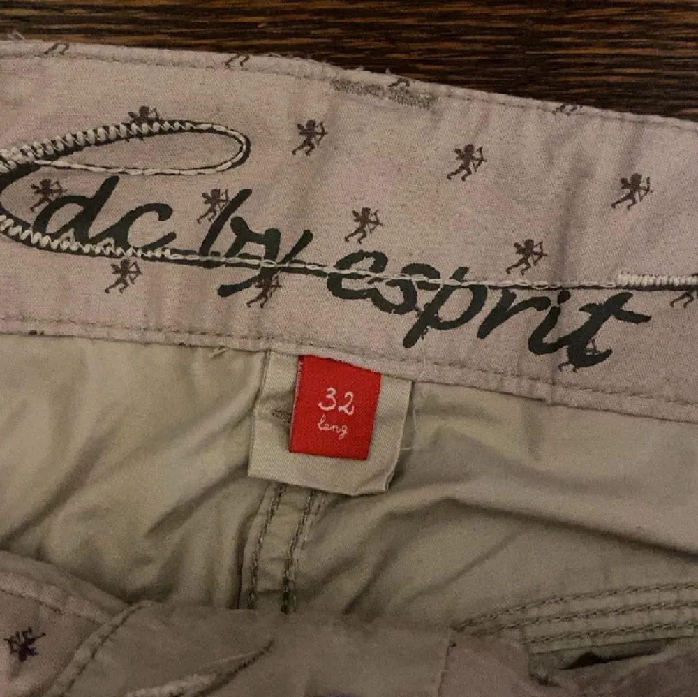 Skit snygga EDC by esprit cargo byxor som är lågmidjade och bootcut med många snygga detaljer och fickor. Dem är i mycke bra skick. Jeans & Byxor.