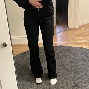 Lågmidjade jeans - Lågmidjade jeans från bikbok, använda några gånger men kommer inte till använding längre, passar mig som brukar ha 34/36