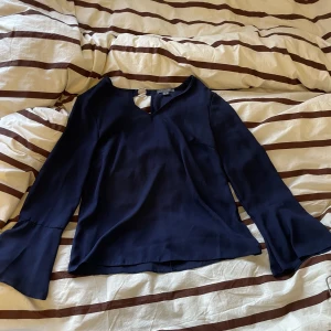 Blus i mesh  - Jättefin marinblå blus i mesh 💙Strl 44 men sitter bra på mig som brukar ha runt 36. Köparen står för frakten💌 