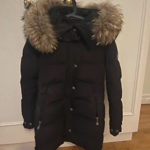 Hollies Jacka - Säljer min Hollies jacka eftersom det inte är min stil längre. Jackan är använd under 1 vinter. Köpt för ca 4000kr