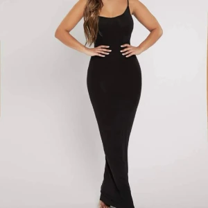 Svart klänning  - Svart Skims liknande klänning 