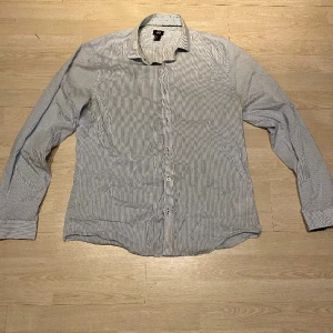 Skjorta  - Säljer denna skjorta i hyfsat bra skick. Inga hål eller sådant.   Kolla gärna in mina andra annonser🤩  Fraktas inom 48h📦📩