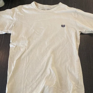 Vans t-shirt - Säljer min vans t-shirt för den är för liten. Det är storlek xs och den är ganska använd men har inga täcken på slitage och har väldigt bra kvalité  Pris kan diskuteras.