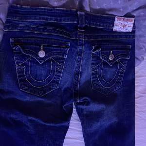 Jätte snygga true Religion Jeans som jag inte tyckte passa så bra på mig. Köpte dem från Plick för 600. Jeansen är i ett bra skick och har inga lagade hål eller fläckar 🥰 550 eller bud 😊 