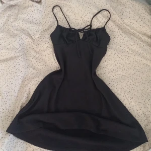 Sommar klänning  - Jättefin miniklänning från Gina Tricot, endast använd fåtal gånger. Skriv om du vill ha fler bilder eller har några frågor 😊 Pris kan alltid diskuteras.