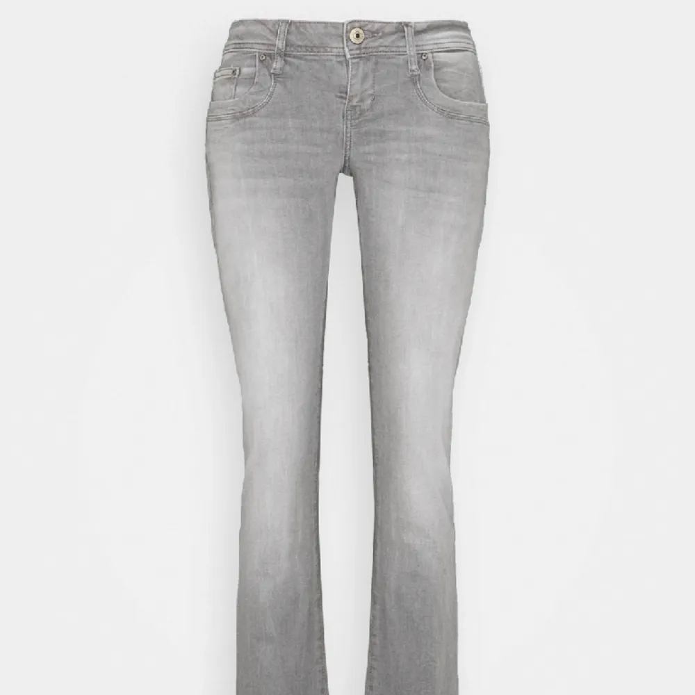 lågmidjade bootcut jeans från ltb❤️knappt använda . Jeans & Byxor.