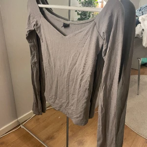 Off shoulder topp gina - Säljer min jättefina topp ifrån gina i en beige/grå färg! Säljs inte längre 🤍 använd fåtal gånger så helt nyskick ❤️‍🩹