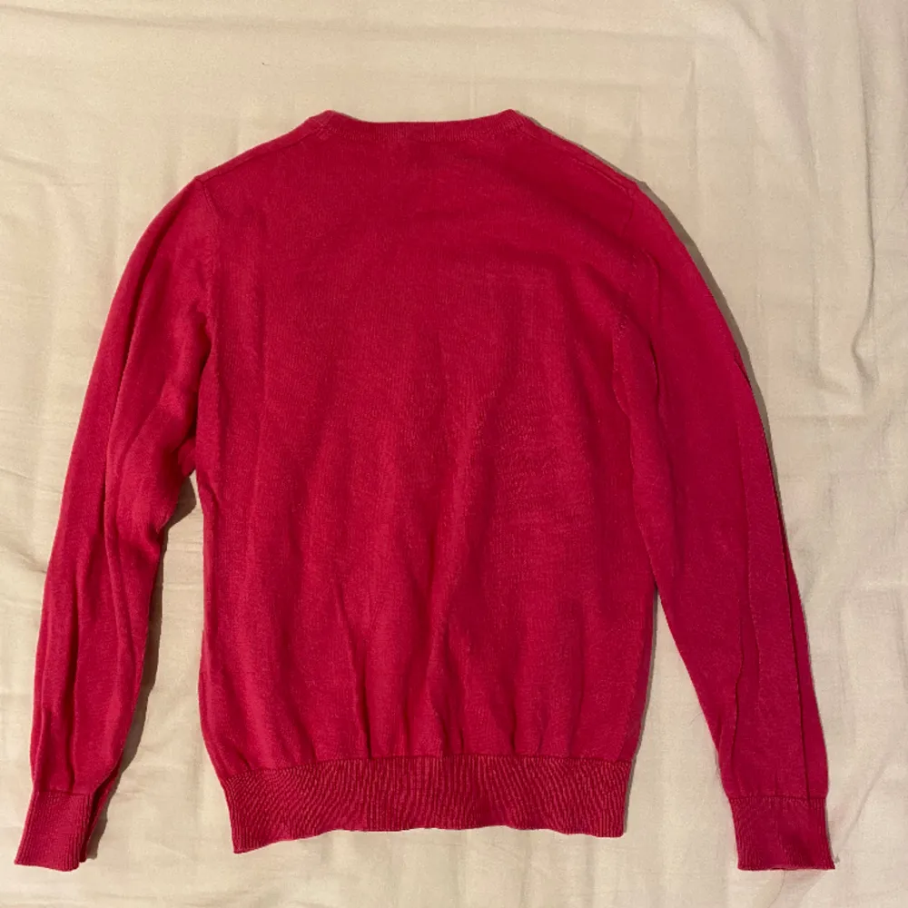 Säljer denna tröjan för att jag tycker rosa inte är min färg 🥰 har aldrig används och har inga defekter. Det står att tröjan är i storlek 146/152 men jag tycker den passar mig som är 164 cm. Frågor/ funderingar i dm❤️. Tröjor & Koftor.