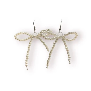Bow Earrings - Nu finns dessa supersnygga örhängena till salu! Välj om du vill ha silvrigt eller gulligt spänne och använd dessa för att piffa upp din outfit! 