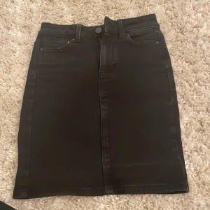 Svart jeanskjol  - Svart jeans kjol. Säljer för att den inte kommer till användning. 