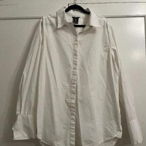 Oversize skjorta - Några mindre fläckar som inte syns när man stoppar in skjortan! 